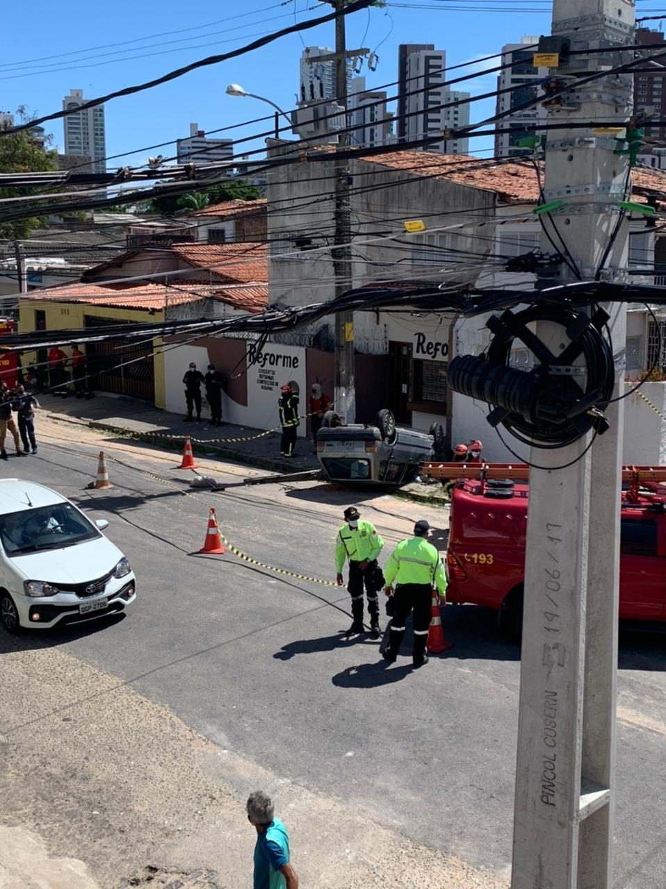 Carro capota na subida de Mãe Luiza
