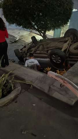 [VIDEO] Seis carros batidos, um veículo capotado e três feridos na principal rua de Caicó