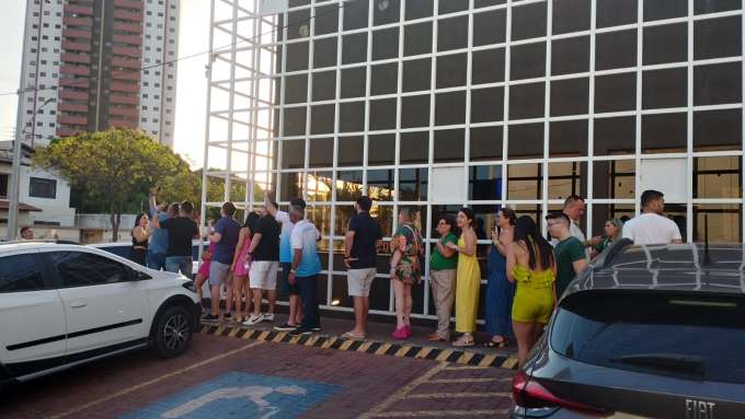 Fila em Mossoró para olhar o eclipse