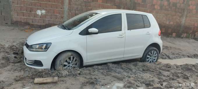 Bandidos liberam motorista de aplicativo feito de refém após carro roubado atolar na Grande Natal