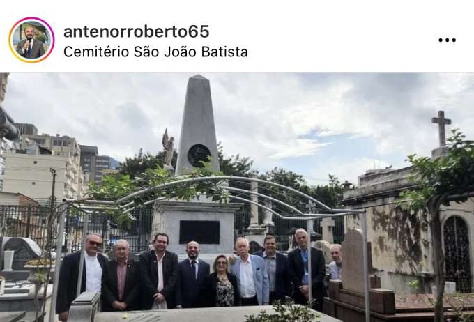 Antenor no cemitério