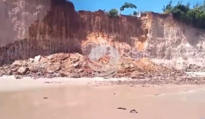 Perigo: Parte da falesia de Tabatinga desaba
