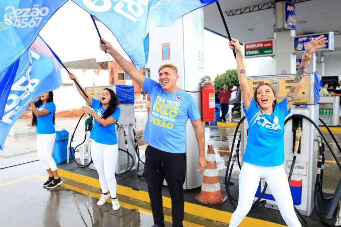 Debaixo de chuva, Pezão inicia adesivaço nas Quintas e Alecrim 