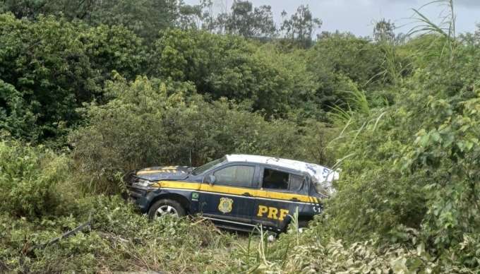 Viatura da PRF capota na BR-304 e dois agentes ficam feridos