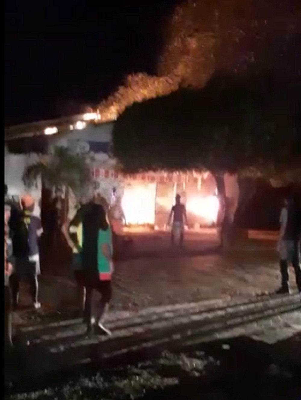 Incêndio destrói mercadinho na Grande Natal