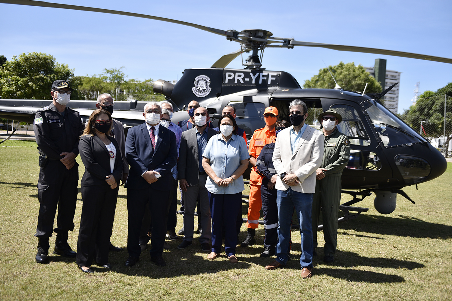 Fátima, a mecânica inaugurando pintura de helicóptero