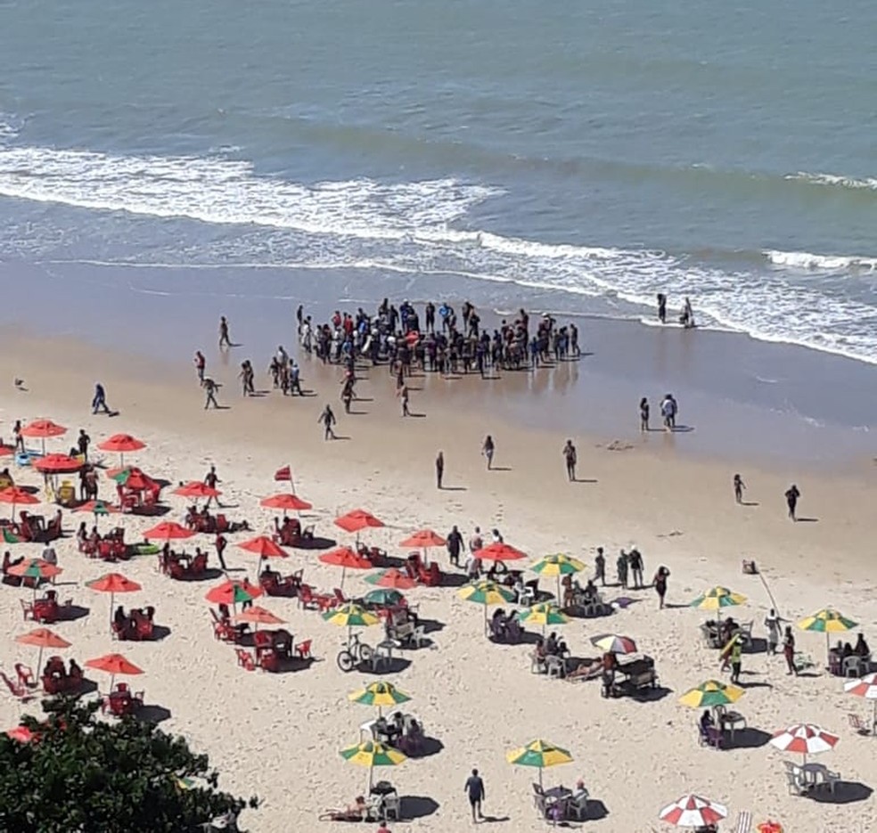 Homem é socorrido após ser atacado por tubarão, em Jaboatão dos Guararapes (PE)