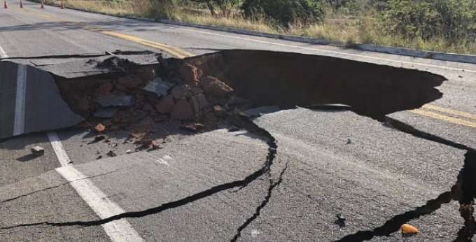 Dnit diz que ponte metálica vai ser instalada em trecho onde abriu cratera BR-101 Norte; via segue interditada