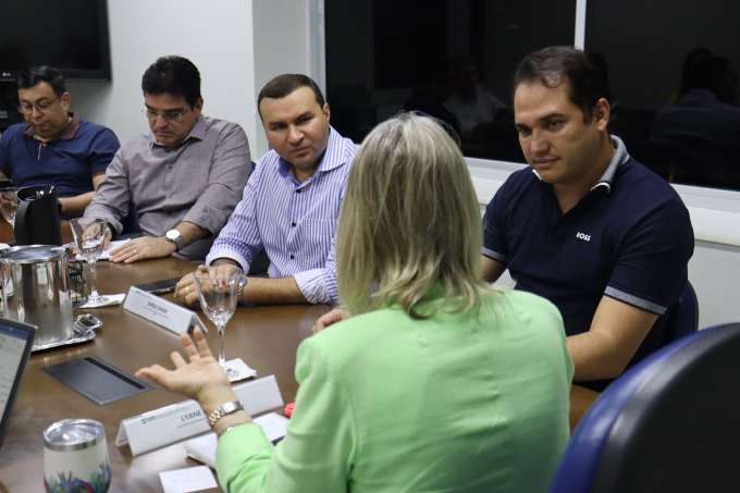 Prefeito de Macaíba trata sobre investimentos em saúde pública com secretária do Estado