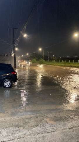 O filme repetido na Avenida Olavo Montenegro em dia de chuva