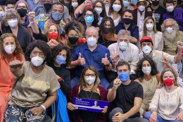 Carlos Bolsonaro denuncia 