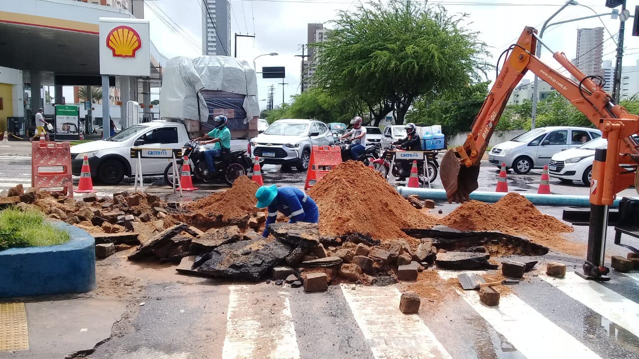 Tubulação da Caern rompe na Prudente de Morais