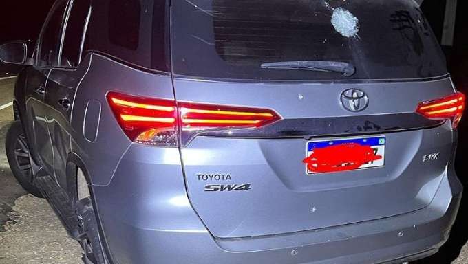 Deputado alega ter sido perseguido e tem carro atingido por disparos