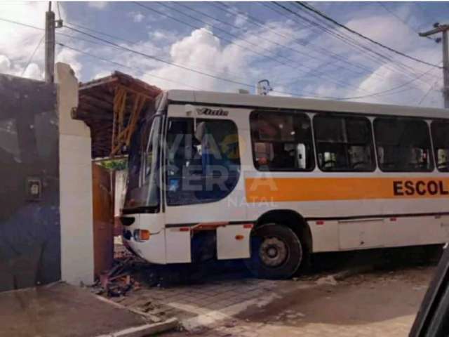Ônibus escolar derruba muro de casa e deixa estudantes feridos em Muriú