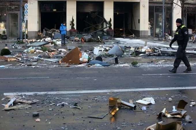 Aquário gigante explode em Berlim, e 1,5 mil peixes caem em avenida