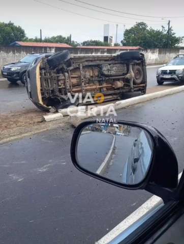 Viatura da PM capota na zona Norte
