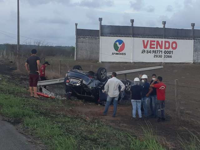 Carro bate em poste e capota na BR-101; motorista fica preso no veículo