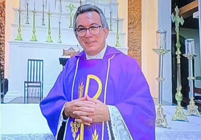 Padre de Natal é golpeado com um facão e quase perde os dedos durante assalto após missa
