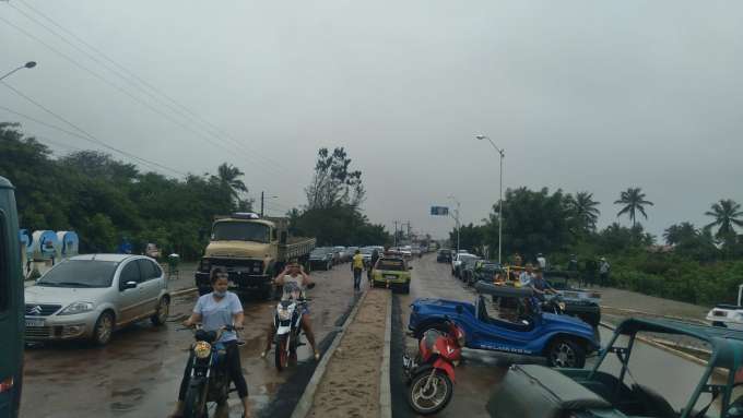 Comerciantes protestam contra decisão de retirar barracas da praia de Tourinhos