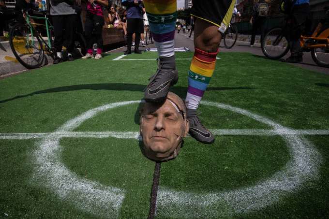 Réplica da cabeça de Bolsonaro é chutada e rasgada