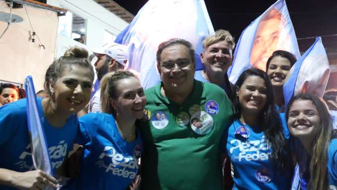 Pezão comemora receptividade popular durante caminhada nas Rocas