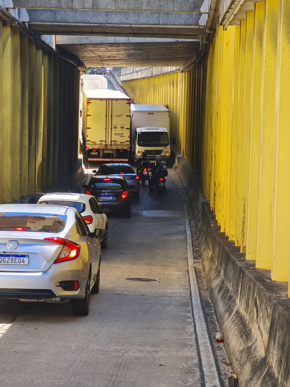 Caminhão fica preso na contramão dentro de túnel da Lima e Silva