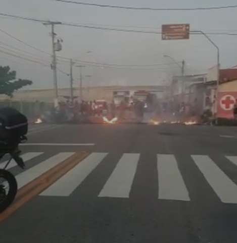 População queima pneus e interdita rua em Santos Reis
