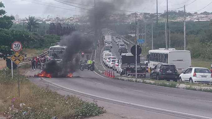 [VÍDEO] Morte de preso motiva protesto na ponte velha