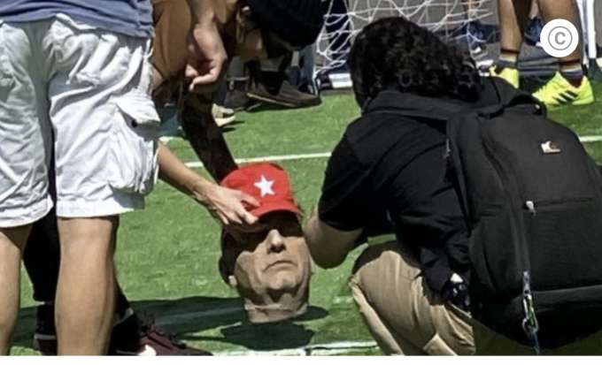 Qual foi a punição de quem jogou bola com a cabeça decepada de Bolsonaro