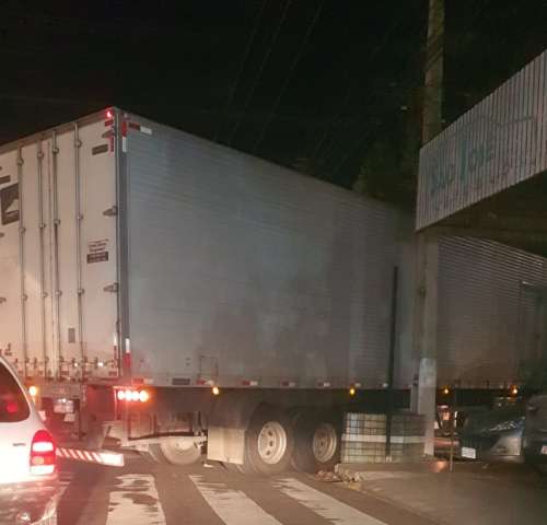 Caminhão fica preso em cruzamento e provoca congestionamento