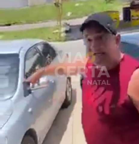 [VIDEO] Descontrolado bate em veículo de propósito, faz ameaças e ainda foge