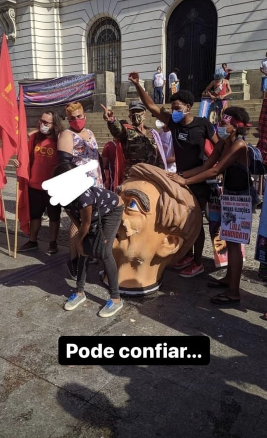 Manifestante abaixa as calças e esfrega bunda no rosto de Bolsonaro
