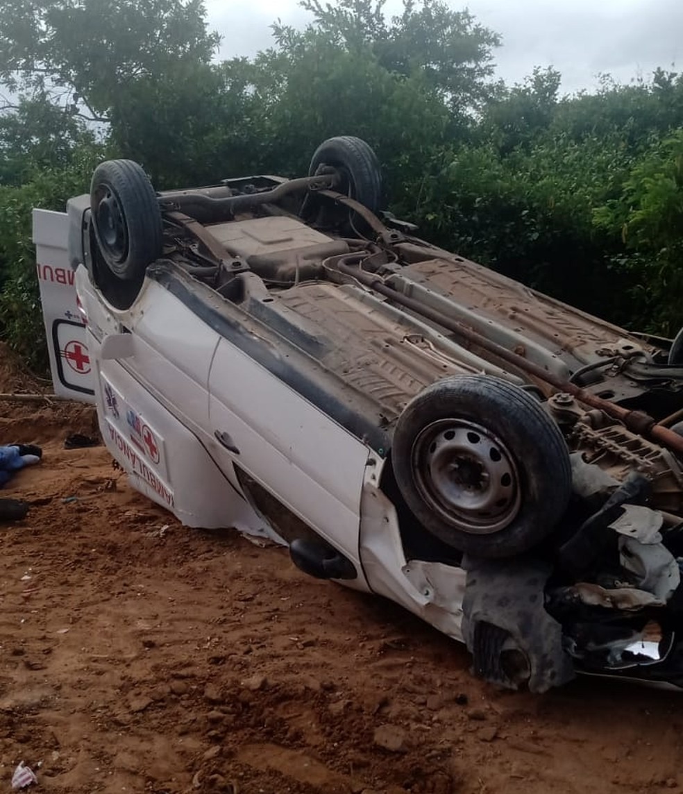 Ambulância com cinco pessoas capota na BR-101; três estão feridas em estado grave