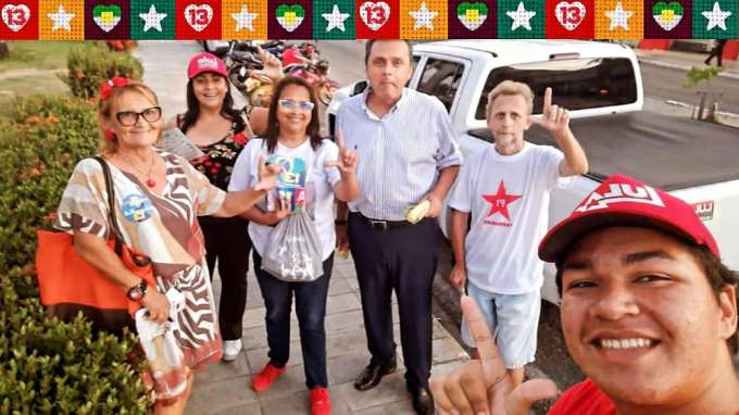 Carlos Eduardo come milho em panfletagem