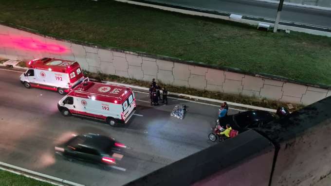 Motociclista morre após bater em mureta de viaduto e cair na BR-101