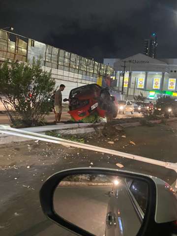 Carro colide com poste no canteiro central na Avenida Salgado Filho