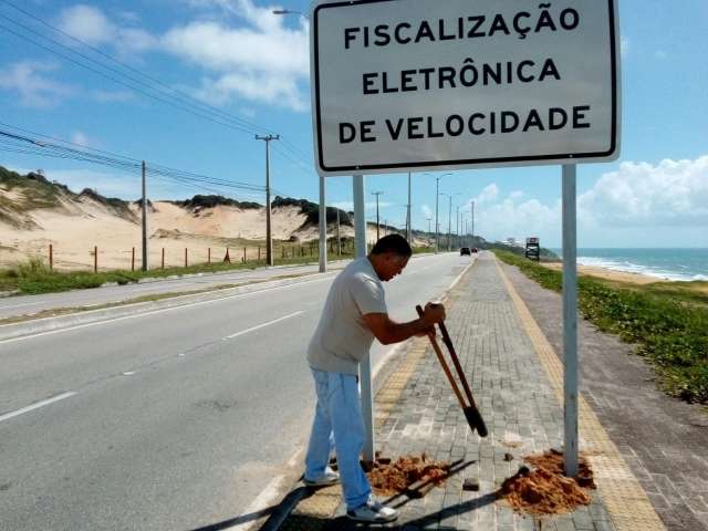 Prefeitura corrige burrice do governo e retira placa na Via Costeira