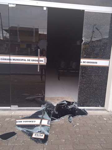 Mais ataques: Bandidos atiram contra Câmara Municipal de Grossos