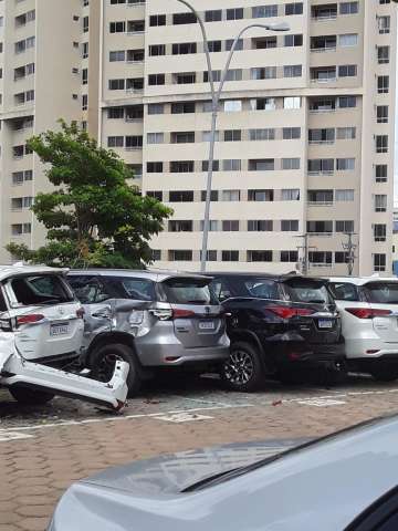 Caminhão sem freio atinge carros em concessionária de Natal; motorista ficou ferido