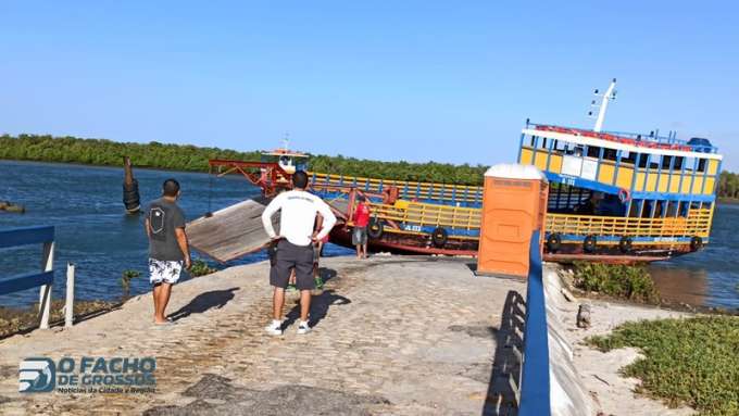 Presa em rampa, balsa impede travessia de veículos em cidades da região salineira