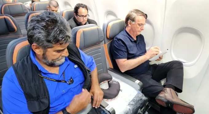 Bolsonaro chega ao Brasil após três meses nos Estados Unidos