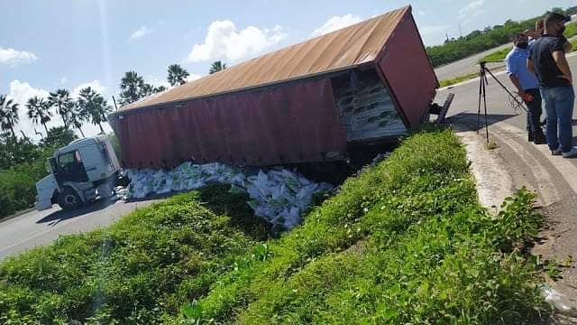 Carreta com sal tomba na BR-304, em Mossoró