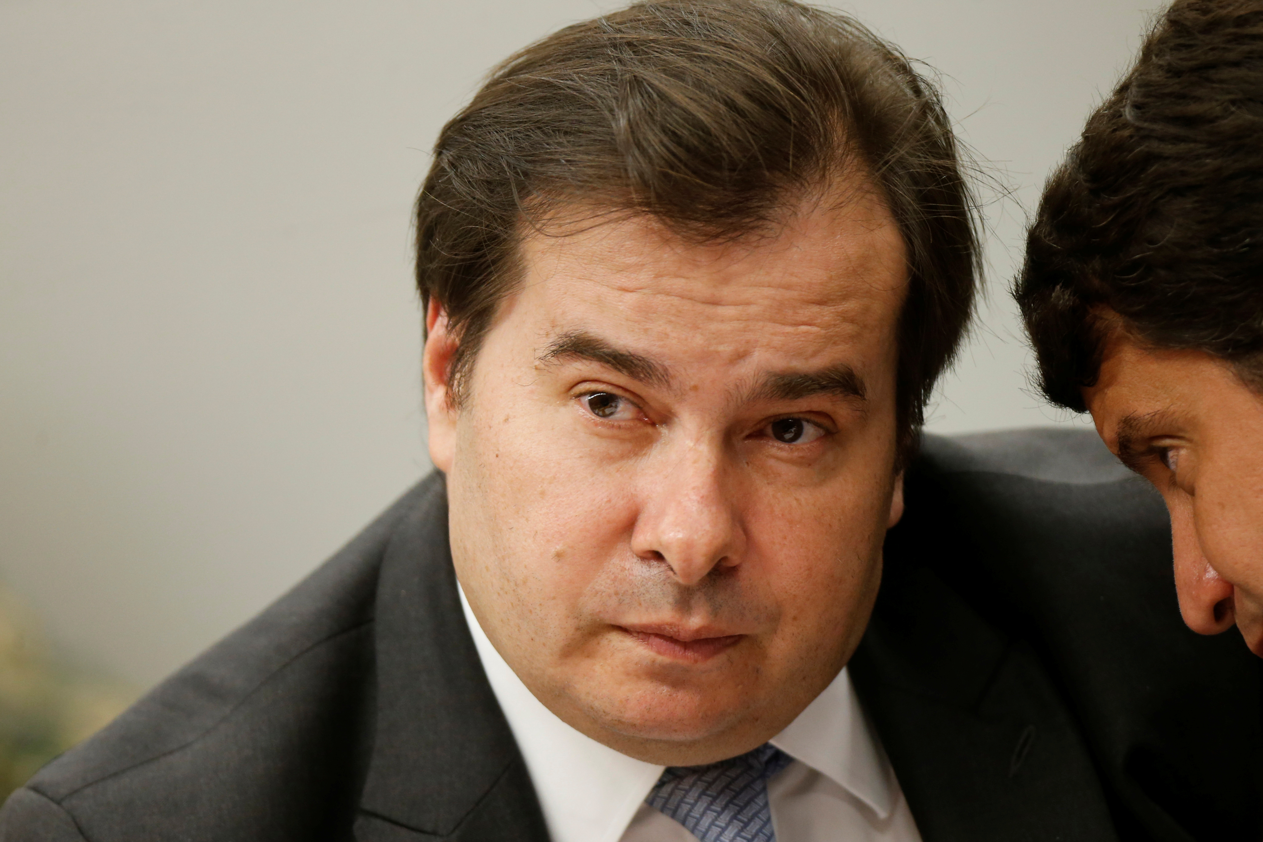‘Não sou candidato à reeleição’, reage Maia após críticas de opositores