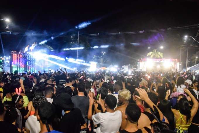 Multidão faz a festa no maior carnaval da história de Macaíba