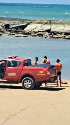 Homem infarta e morre afogado na praia de Camurupim