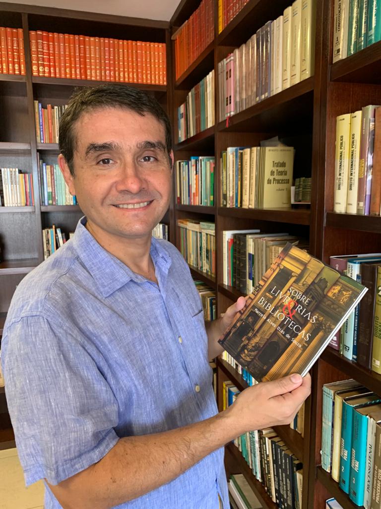 Procurador lança livro 