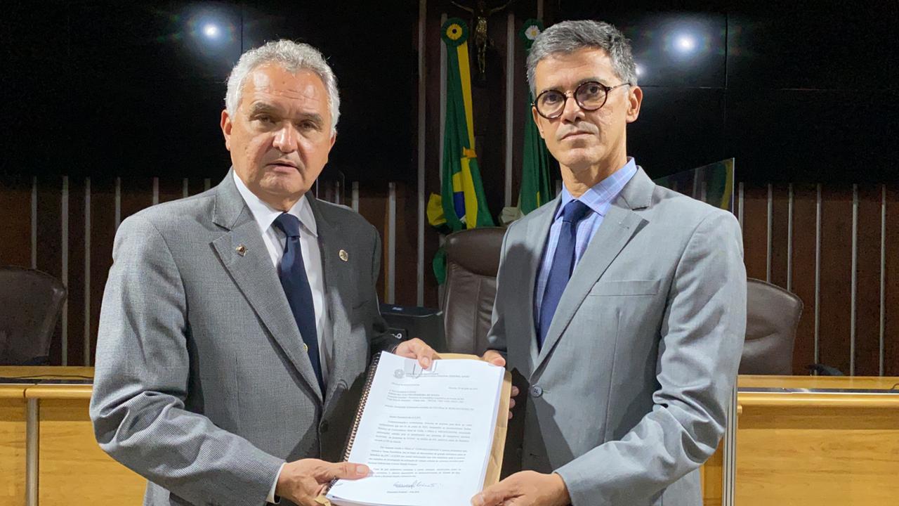 Coronel Azevedo recebe do General Girão documentos da CGU sobre gastos do Governo estadual no combate à Covid-19