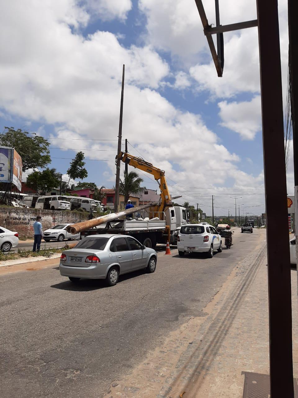 Semsur faz reposição de postes e luminárias na João Medeiros e Felizardo Moura
