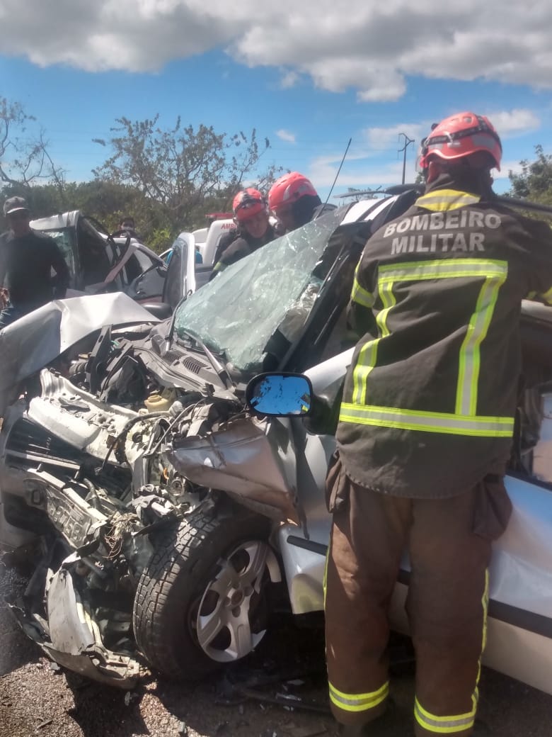 Idoso morre e duas pessoas ficam presas às ferragens após batida no litoral Norte
