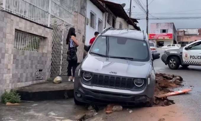 Ladrão é preso após cair com carro roubado em buraco de Natal